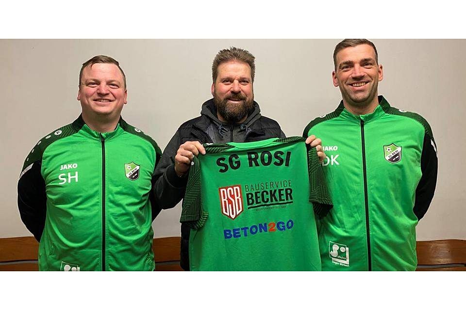 Die Vorsitzenden Sebastian Herr (li., FC Roth) und Dennis Kretz (re., SSV Simmersbach) begrüßen den neuen RoSi-Trainer Michael Busch, der im Sommer übernimmt. (© ) 
