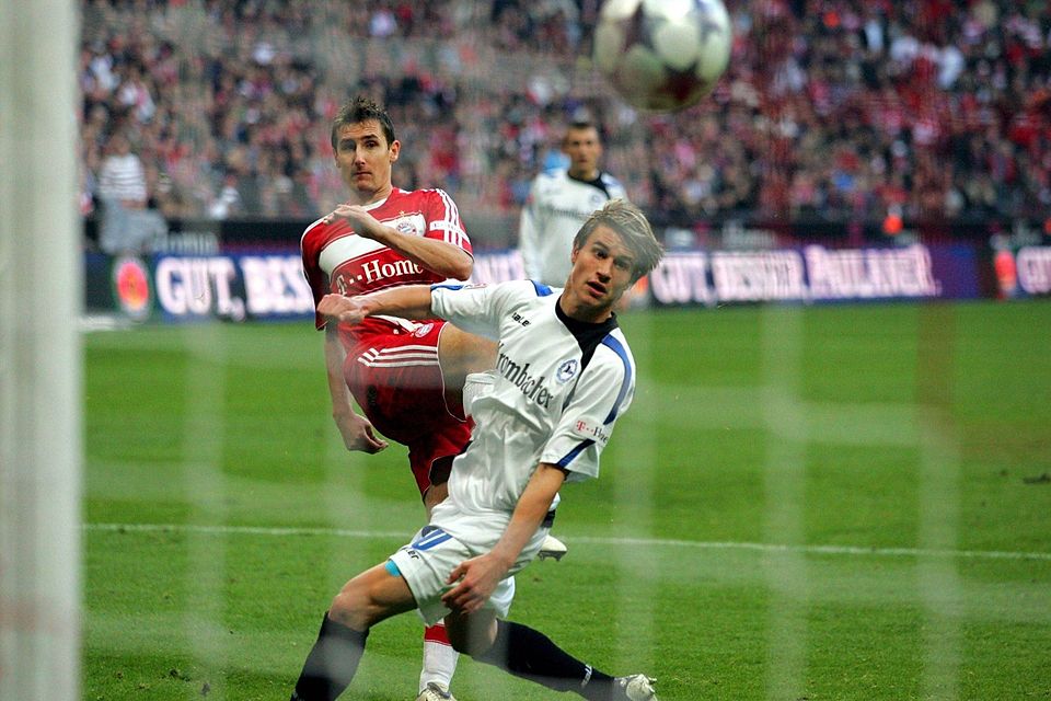 Einen Schritt zu spät: Nils Fischer kann dem Schuss von Bayern Münchens Miroslav Klose (l.) im November 2008 nur hinterherschauen. Es war das 1:0, die Bayern siegten 3:1.