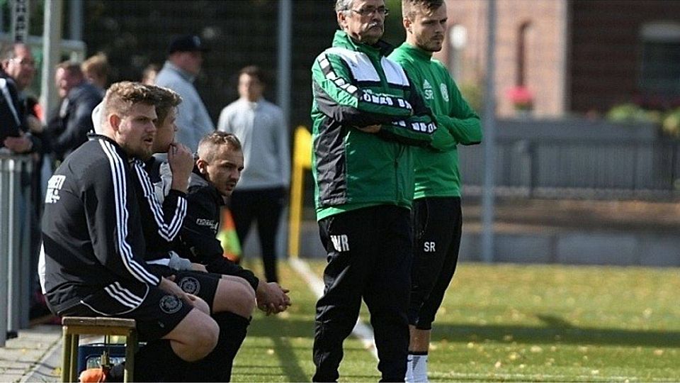 Die Leidtragenden: Die Mannschaft des PSV Stukenbrock-Senne um Spielertrainer Sebastian Räker (r.) und seinen Vater und Co-Trainer Wolfgang Räker (l.) verlor wichtige Punkte am grünen Tisch. F: Feldmann