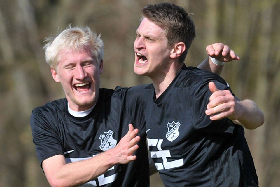 Chefsache! Leitershofens neuer Spielertrainer Matthias Maier erzielte den 1:0-Siegtreffer gegen den FSV Inningen. Mit ihm freut sich Fabian Zimmermann (links).  Foto: Andreas Lode