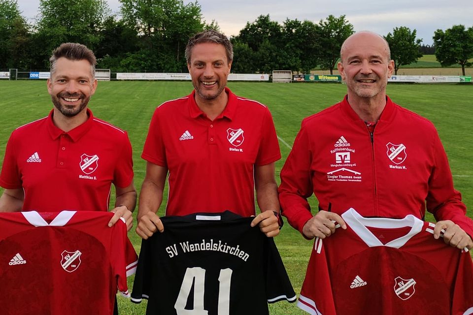Matthias Scholz (von links), Stefan Wimmer und Michael Kössler freuen sich auf die weitere Zusammenarbeit beim SV Wendelskirchen.