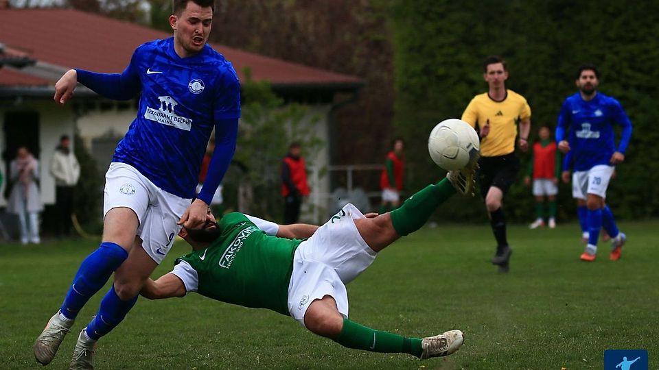 Strecken, um den Abstieg in die A-Klasse noch zu vermeiden: Für den Gundersheimer Sefkan Tas (rechts), hier im Zweikampf mit Steven Knoll (TSV Mommenheim), geht es am finalen Spieltag um den Klassenerhalt in der Bezirksliga Rheinhessen.