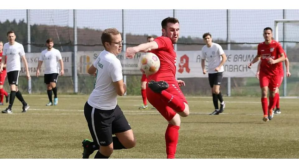 Mit dem Gladenbacher SC (links Sebastian Dittel) und der SG Silberg/Eisenhausen treffen zwei spielstarke Teams aufeinander. Und manchmal gibt's auch Kabinetstückchen zu sehen, wie hier vom Silberger Robin Bögel. © Jens Schmidt