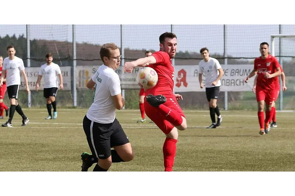 Mit dem Gladenbacher SC (links Sebastian Dittel) und der SG Silberg/Eisenhausen treffen zwei spielstarke Teams aufeinander. Und manchmal gibt's auch Kabinetstückchen zu sehen, wie hier vom Silberger Robin Bögel. © Jens Schmidt