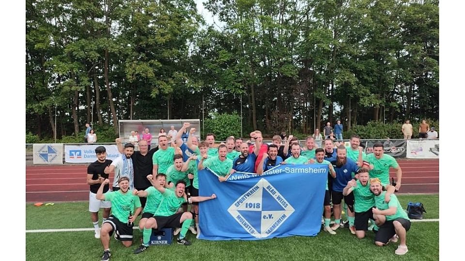 Es ist vollbracht: Die Fußballer des SV BW Münster-Sarmsheim feiern auf dem Lerchenberg den Sieg in der Aufstiegsrunde zur B-Klasse.	Foto: BW Münster-Sarmsheim