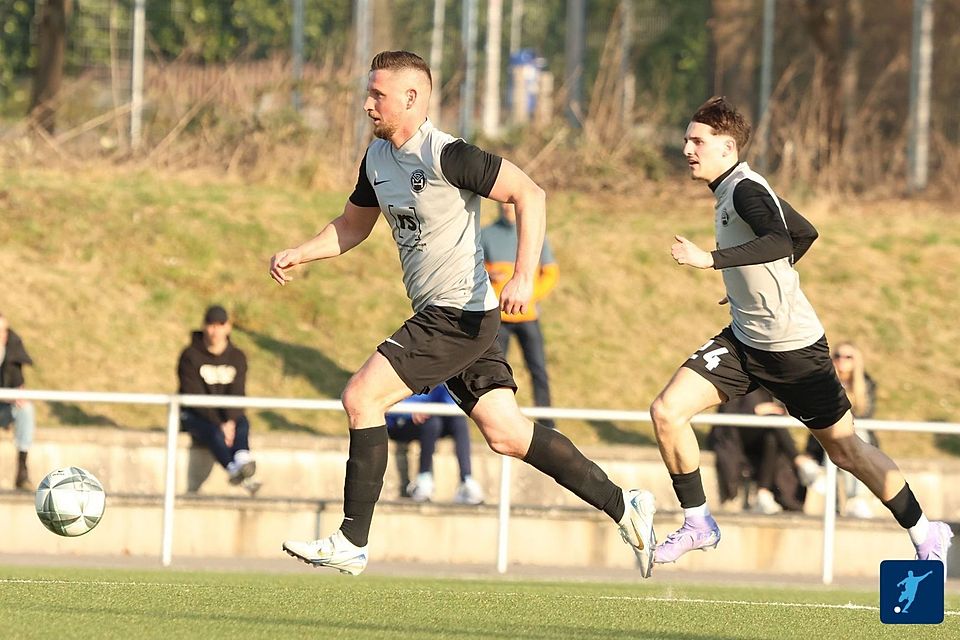 Der SV Rot-Weiß Hadamar feierte gegen den FC Germania Okriftel einen klaren 11:2-Sieg. Der SV Rot-Weiß Hadamar feierte gegen den FC Germania Okriftel einen klaren 11:2-Sieg.