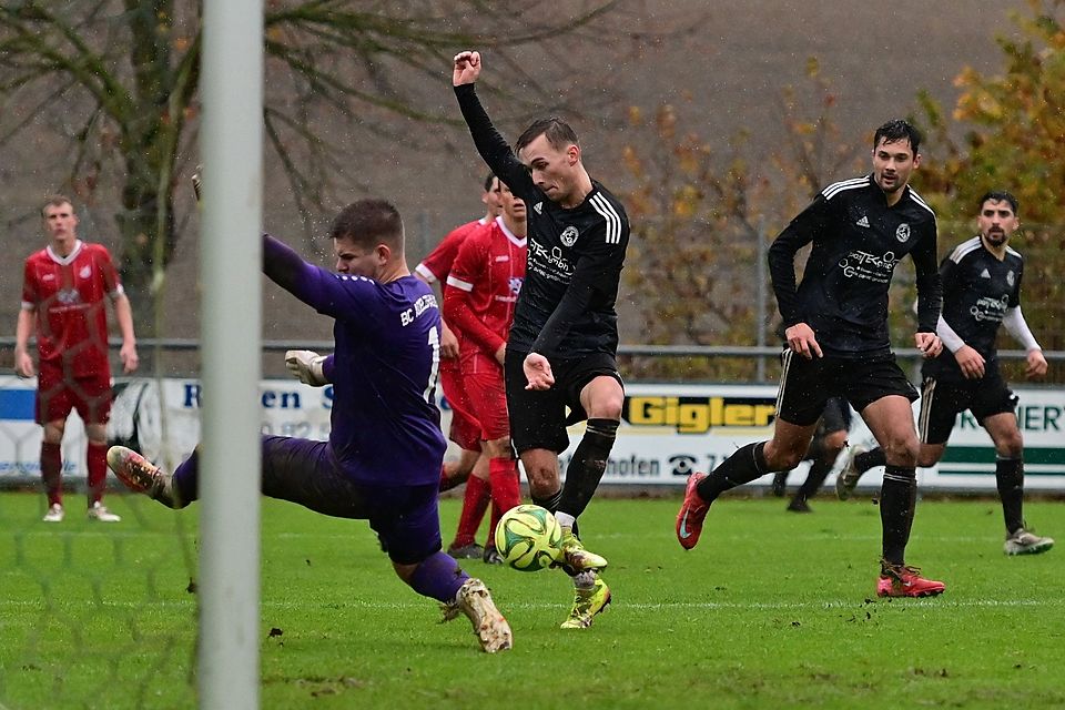 Mit einem enttäuschenden Ergebnis kehrte Adelzhausen aus Gerolsbach zurück. In dieser Szene prüft Gerolsbachs Matthias Steurer BCA-Schlussmann Lukas Hefele, der das Leder abwehren kann.