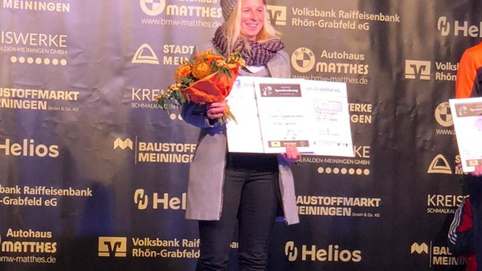 Anika Degel vom SV Walldorf nimmt den Preis für die "Mannschaft des Jahres" stellvertretend für ihr Team entgegen.
