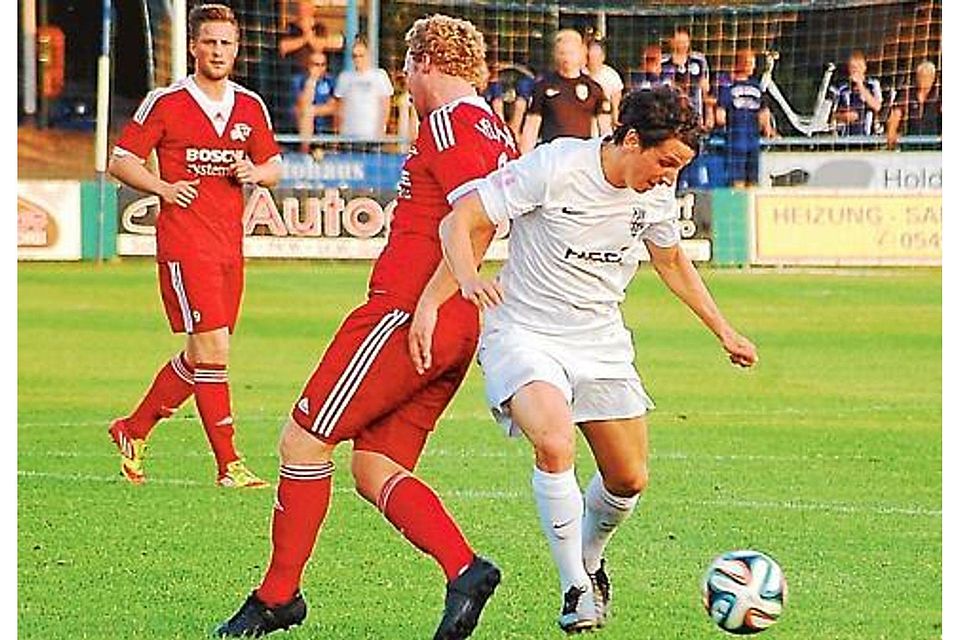Jonas Wangler vom BV Cloppenburg (rechts) steuerte mit dem 2:0 seinen Teil zum 3:2-Turniersieg über den VfL Oythe bei. Bodo Tarow
