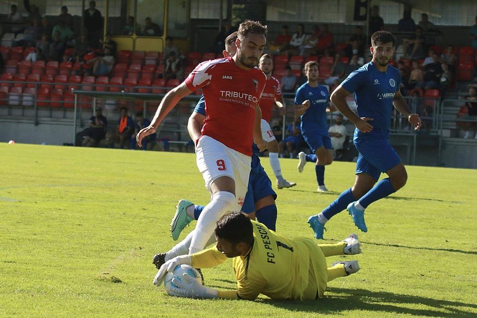 Endstation: Offensivspieler Mehmet Yilmaz und die Beecker scheiterten immer wieder an Pesch-Keeper Mertcan Akar.