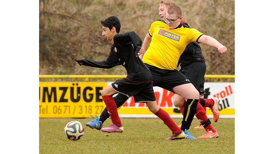 Chancenlos: Die C-Junioren des VfL Rüdesheim (gelbe Trikots) unterlagen dem SC Birkenfeld klar.