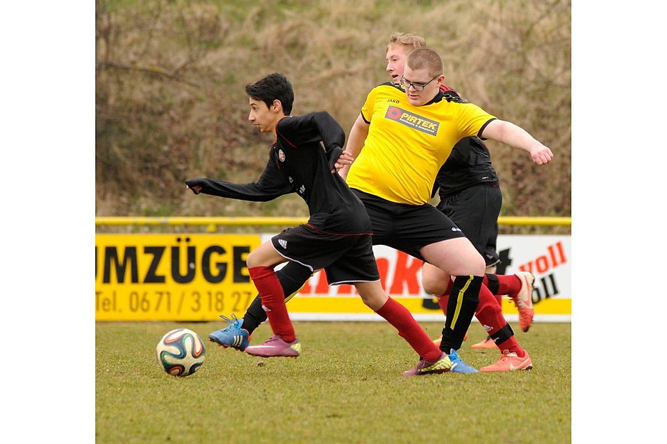 Chancenlos: Die C-Junioren des VfL Rüdesheim (gelbe Trikots) unterlagen dem SC Birkenfeld klar.