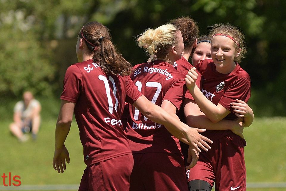 Die Sportclub-Damen sichern sich mit einem 5:0-Heimerfolg gegen Würzburg die Meisterschaft. F: Schneider