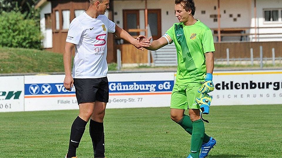 Haunsheims Trainer René Günzel (links) konnte sich bisher auf Torwart Matthias Möhnle stets verlassen. So soll es auch bleiben.  Foto: Karl Aumiller