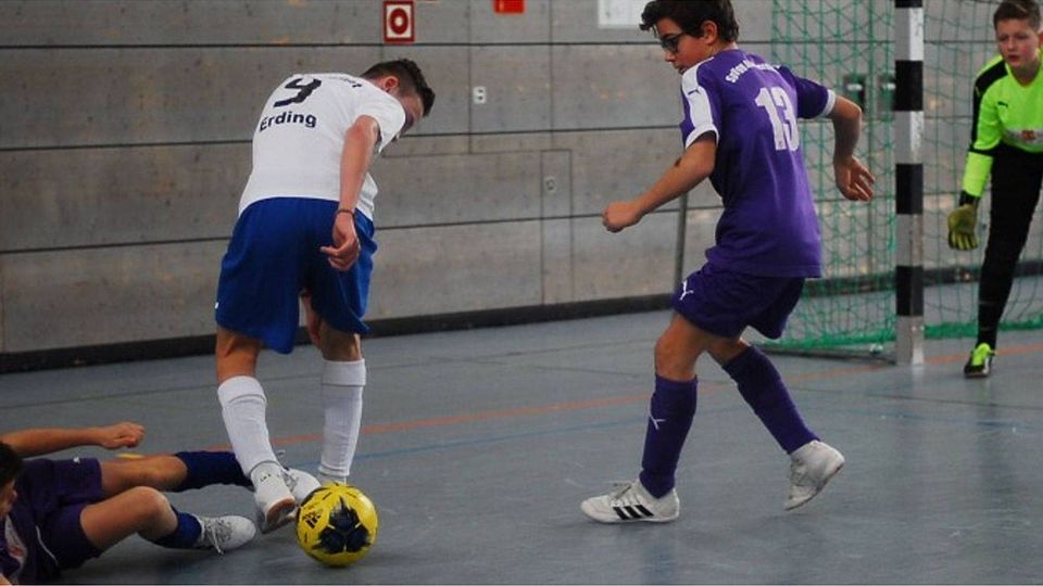 Hart umkämpft: Im Derby stoppten die Altenerdinger Lucio Gonzalo Theveny (liegend) und Moritz Schmid JFG-Spieler Linus Hesch.  Andreas Heilmaier