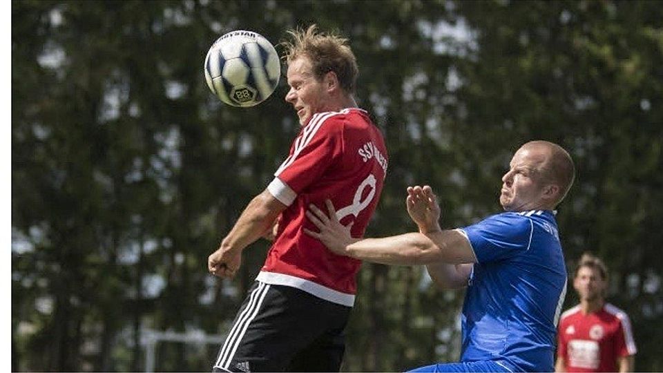 Lommersums Spielmacher Moritz Dreesbach (l.) setzt sich in dieser Szene im Kopfballduell gegen seinen Kontrahenten des SV Sistig-Krekel durch.