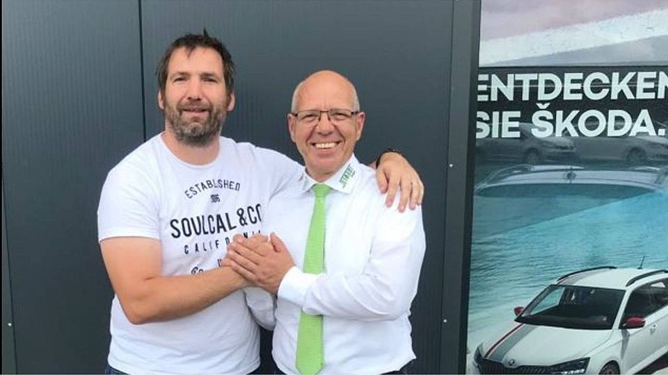 FSV-Chef Ingolf Nitschke (rechts) begrüßt den neuen Torwart-Trainer Christian Beer.