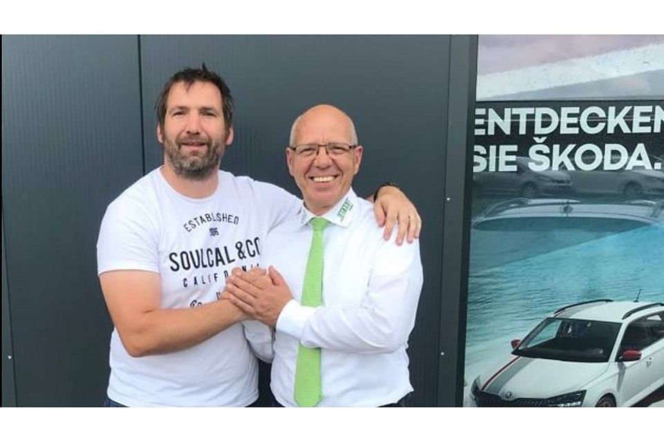 FSV-Chef Ingolf Nitschke (rechts) begrüßt den neuen Torwart-Trainer Christian Beer.