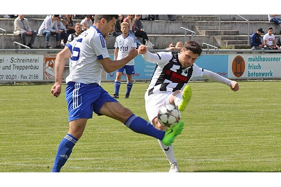 Giuliano Manno (rechts) erzielte das 1:1 für den FC Affing; links Dominik Koch vom TSV Rehling.  Foto: Hans Eberle