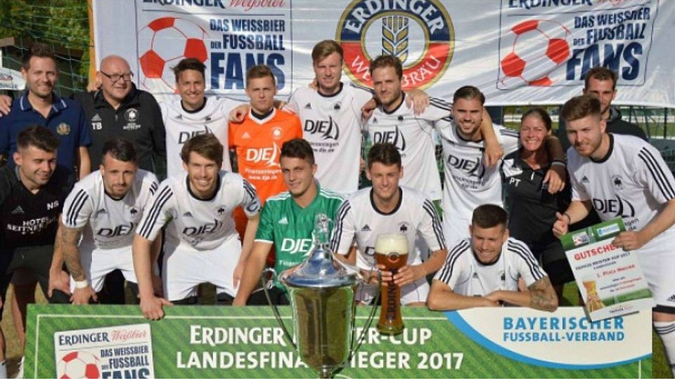 Strahlende Sieger: Der SV Pullach gewinnt beim Landesfinale den Erdinger-Meister-Cup nach einem 2:0-Sieg im Endspiel gegen TuS 1860 Pfarrkirchen. FOTO: BFV