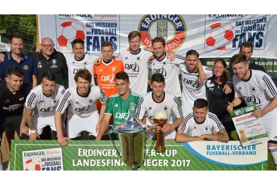 Strahlende Sieger: Der SV Pullach gewinnt beim Landesfinale den Erdinger-Meister-Cup nach einem 2:0-Sieg im Endspiel gegen TuS 1860 Pfarrkirchen. FOTO: BFV