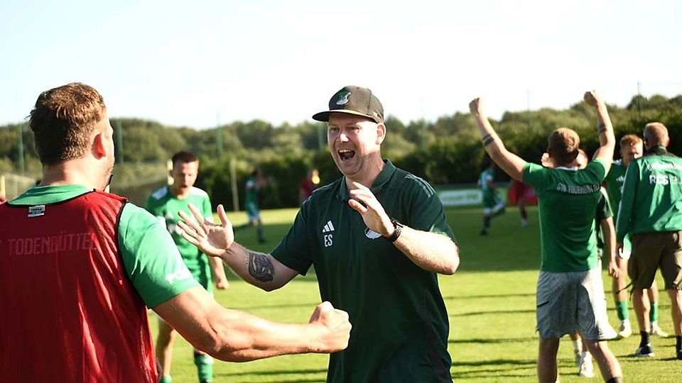 Trainer Eike Schneider und Todenbüttel spielen bisher eine starke Vorrunde.
