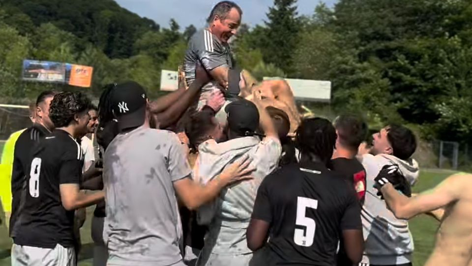 Nach dem Klassenerhalt ließen die Spieler des SC Schwarz-Weiß Köln den scheidenden Trainer Frank Vones hoch leben.