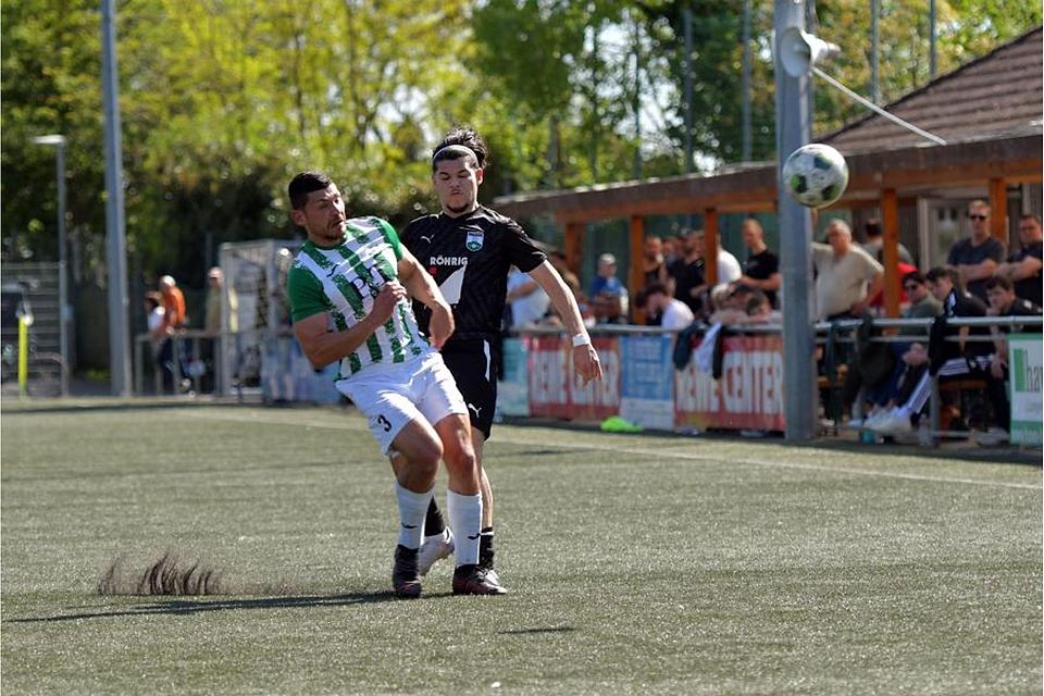 Die Defensive hat die Oberhand: Auch in dieser Szene ist Christian Bitsch (KSG Mitlechtern) vor Emirhan Efe (Starkenburgia Heppenheim) am Ball. Das Kreisoberligaspiel endete 0:0.	 Foto: Dagmar Jährling