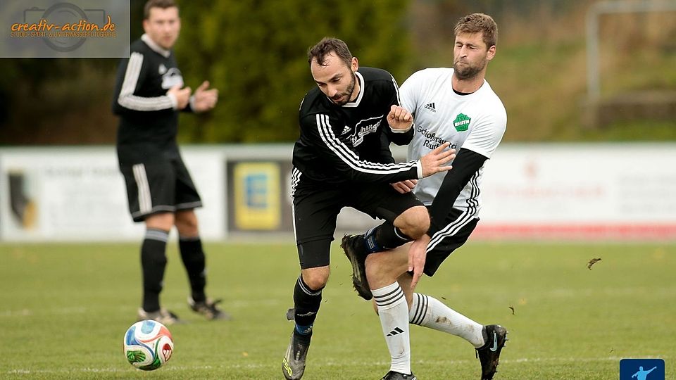 Mit einem 3:0 gegen den ASV Haidenaab (in Schwarz) hat sich der TSV Reuth (in Weiß-Schwarz) erst einmal einen Platz im ruhigen Fahrwasser des Klassements gesichert.