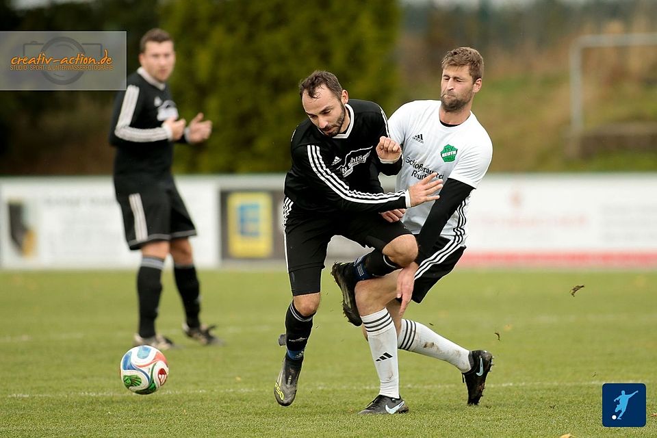Mit einem 3:0 gegen den ASV Haidenaab (in Schwarz) hat sich der TSV Reuth (in Weiß-Schwarz) erst einmal einen Platz im ruhigen Fahrwasser des Klassements gesichert.