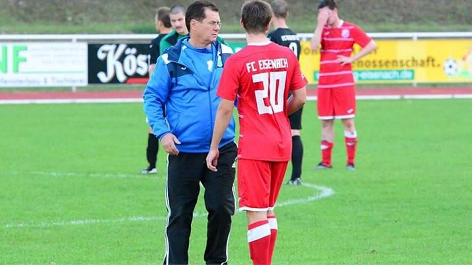 Michael Offenhaus im Gespräch mit einem Spieler. © FC Eisenach