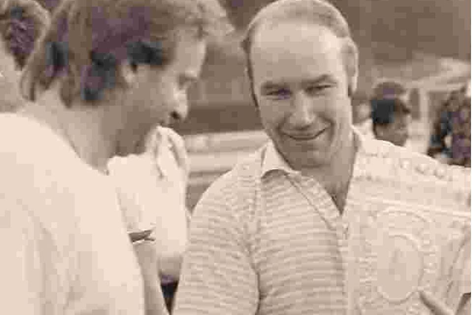 Der größte Erfolg: Helmut Wirth (links) bestaunt mit Karsten Wettberg die Trophäe für die Bayernliga-Meisterschaft 1986.