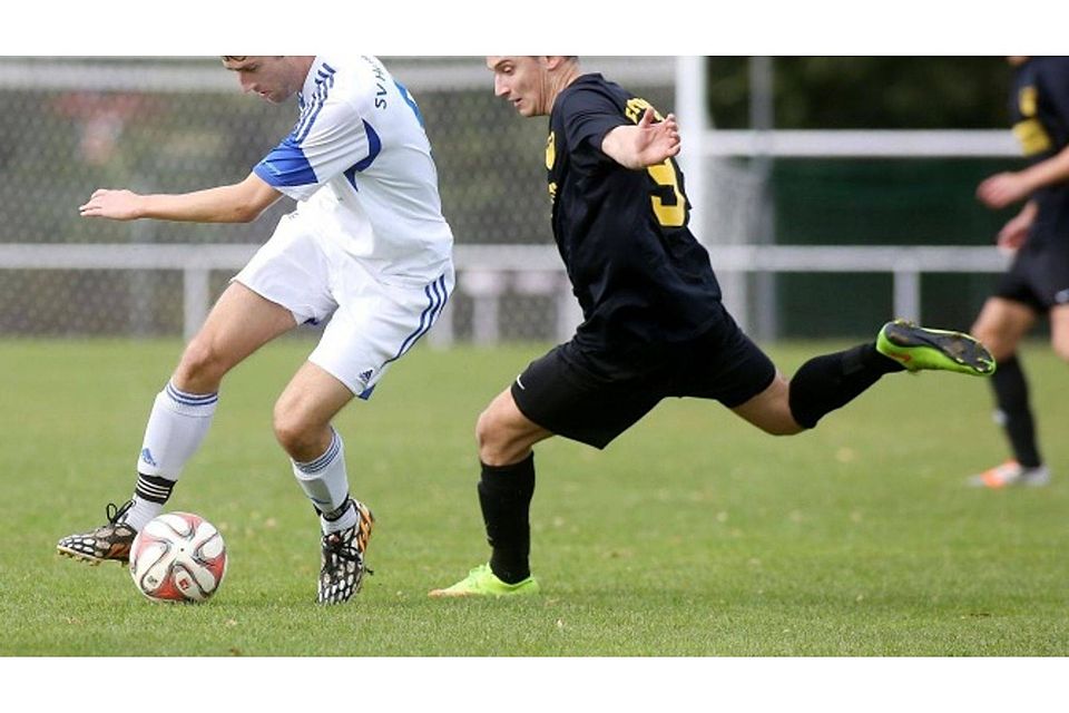 Hohentengens Michael Rist (links) schirmt den Ball gegen Mengens Lucas Mücke ab. Allzu gerne würde der SV Hohentengen am Sonntag dem ungeschlagenenen Tabellenführer ein Bein stellen. Foto: Thomas Warnack