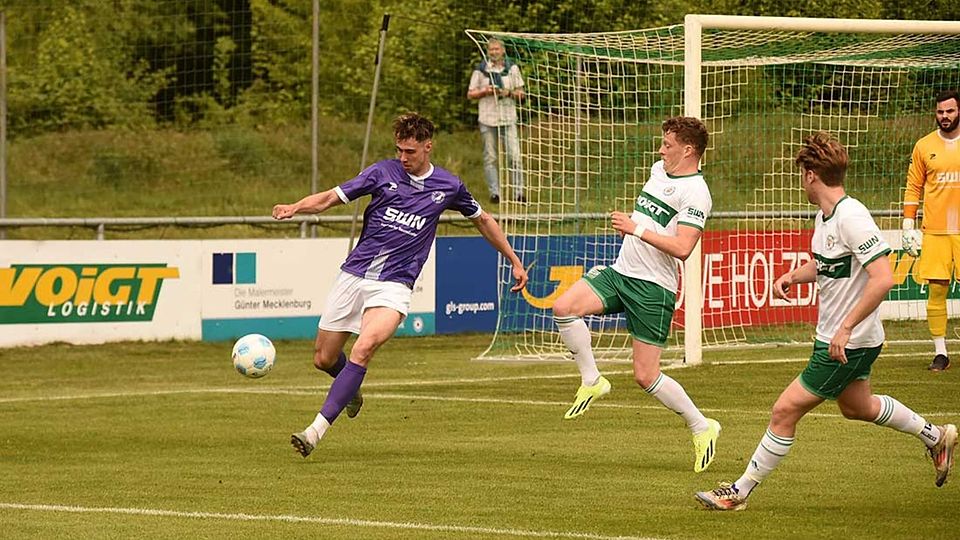 Nick Neca (VfR Neumünster) klärt vor Marvin Ehlert (PSV Neumünster).