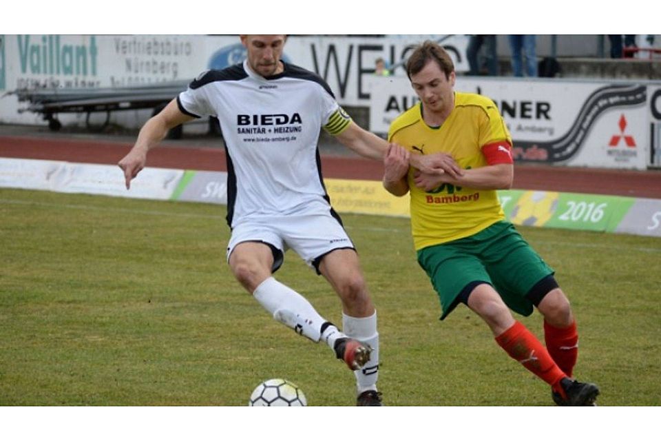 Der FC Amberg (in Weiß) – hier gegen die DJK Don Bosco Bamberg – ist gut ins Jahr 2017 gestartet.  Foto: Brückmann