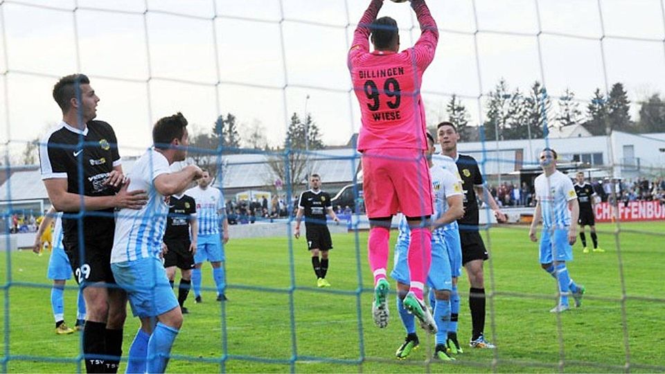 Das Gastspiel von Tim Wiese (99) bei der SSV Dillingen ist Geschichte, die Punkte nahm Marvin Nieke (links) mit dem TSV Haunsheim mit. Für die SSV gilt es nun, sich wieder auf den sportlichen Alltag zu konzentrieren - und der heißt Abstiegskampf.   F.: Karl Aumiller