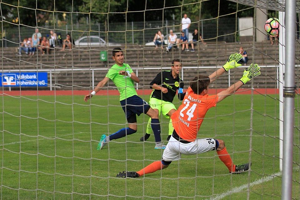 Sind morgen gefordert: Die Spieler des FC Viktoria Backnang um Torhüter Maximilian Hübsch. F: Bernd Wolf