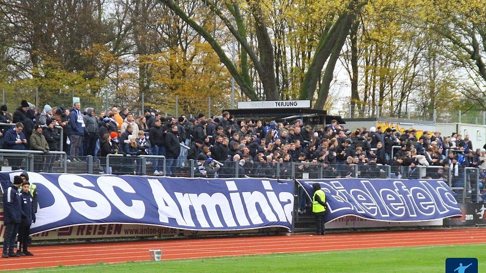 In den ersten Runden wäre Bielefeld beinahe sensationell ausgeschieden, als die Arminia beim Bezirksligisten TuS Lipperreihe ins Elferschießen musste bzw. beim Westfalenligisten SC Peckeloh nur ein Last-Minute-Sieg gelang.