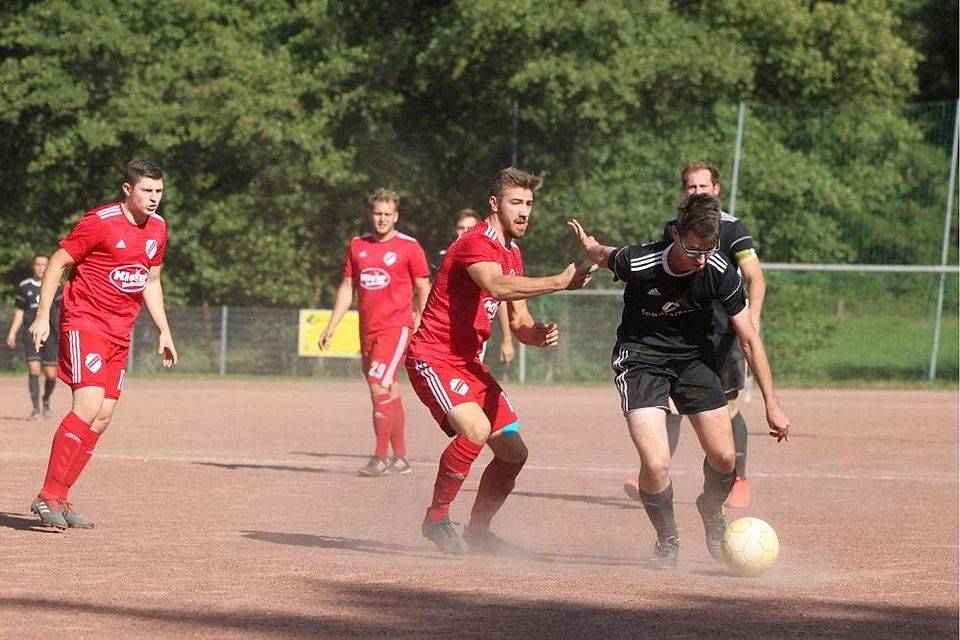 Während die Schönauer zum Derby den SV Nierfeld empfangen, müssen die Zülpicher (rot) bei der TuS Mechernich antreten. Foto: Franz Küpper