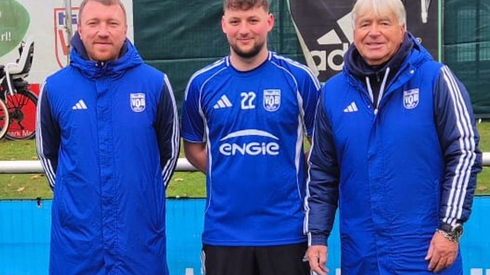 Nicolai Pakowski (m.), Neuzugang des VfB Hüls, mit Trainer Timo Koschollek (l.) und Sportchef Werner Platzer.