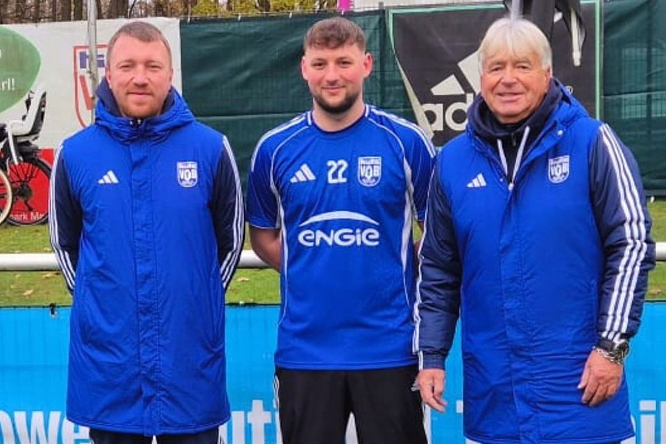 Nicolai Pakowski (m.), Neuzugang des VfB Hüls, mit Trainer Timo Koschollek (l.) und Sportchef Werner Platzer. Nicolai Pakowski (m.), Neuzugang des VfB Hüls, mit Trainer Timo Koschollek (l.) und Sportchef Werner Platzer.