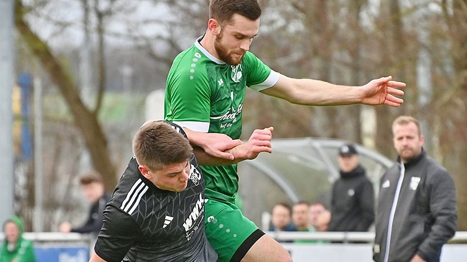 Knapp mit 1:0 konnten sich Johannes Link (in grün) und der TSV Zusmarshausen gegen Florian Mahl und den SV Ottmarshausen behaupten. 