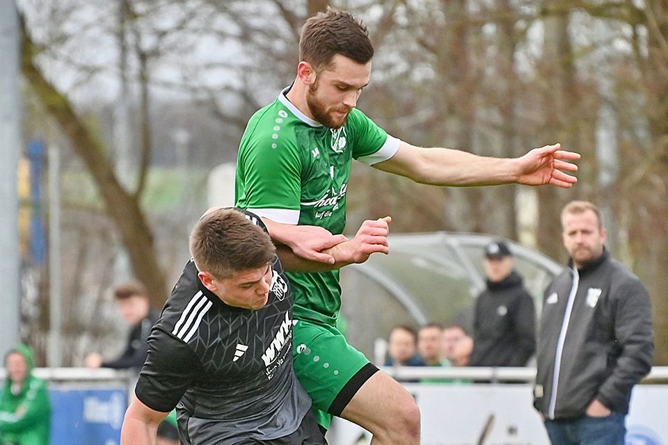 Knapp mit 1:0 konnten sich Johannes Link (in grün) und der TSV Zusmarshausen gegen Florian Mahl und den SV Ottmarshausen behaupten. 