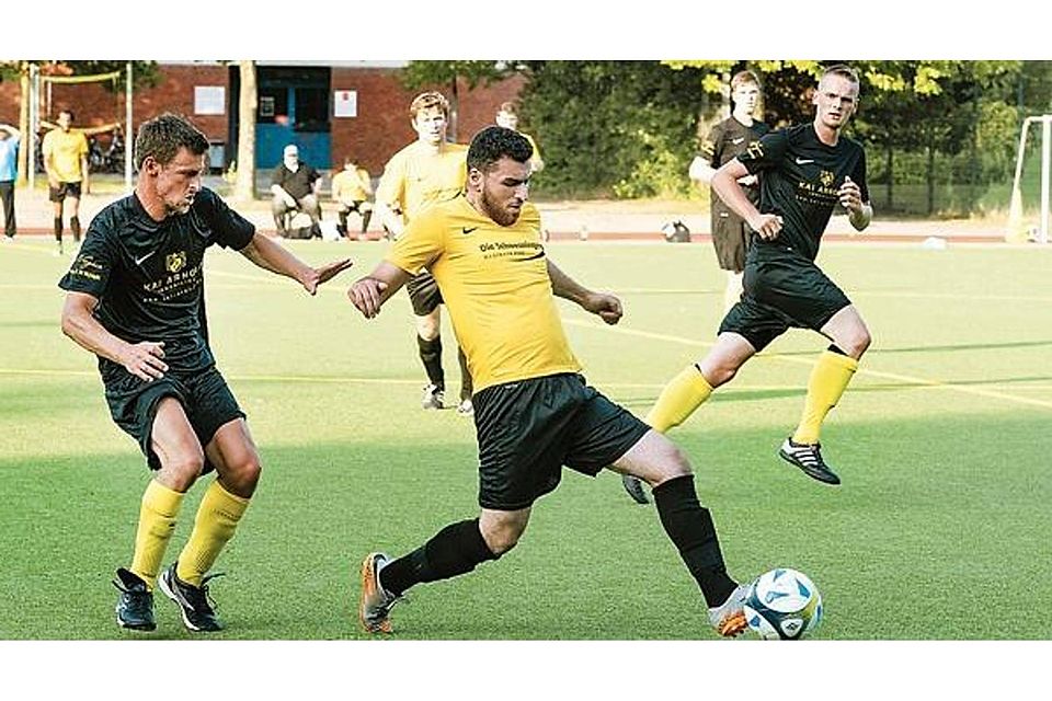 Schauten dem Ball oft nur hinterher: Die Fußballer des Post SV II (schwarze Trikots) gegen  FC Ohmstede II (gelb) C. J. Ahlers