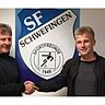 SFS-Obmann Helmut Grote begrüßt Rückkehrer Lukas Hüser. Foto: SF Schwefingen.