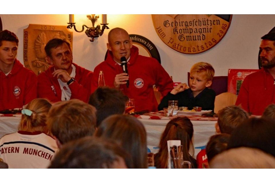 Das Ende einer Ära: Arjen Robben (r.) bestätigte beim Besuch des Fanclubs Bayernfreunde Tegernseer Tal, dass er den Deutschen Rekordmeister zum Saisonende verlässt. Ralf Poeplau