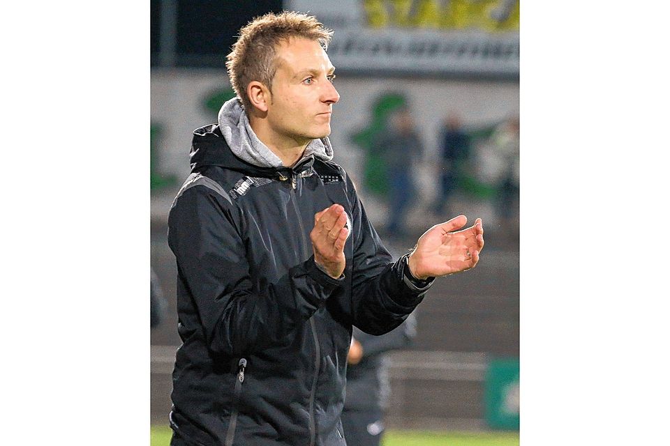 Raus mit Applaus: Denny Skwierczynski stellt nach dreieinhalb überwiegend erfolgreichen Jahren seinen Posten als Trainer des VfB Lübeck am Saisonende zur Verfügung, bleibt dem Verein aber erhalten. Foto: Jürgensen
