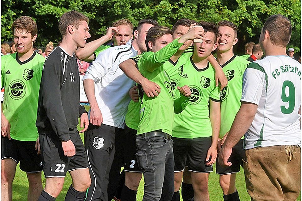 Siegerfoto als Selfie: Nach der Partie stellten sich die Kicker des FC Stätzling zu einem Gruppenfoto zusammen.  Foto: Marcus Merk
