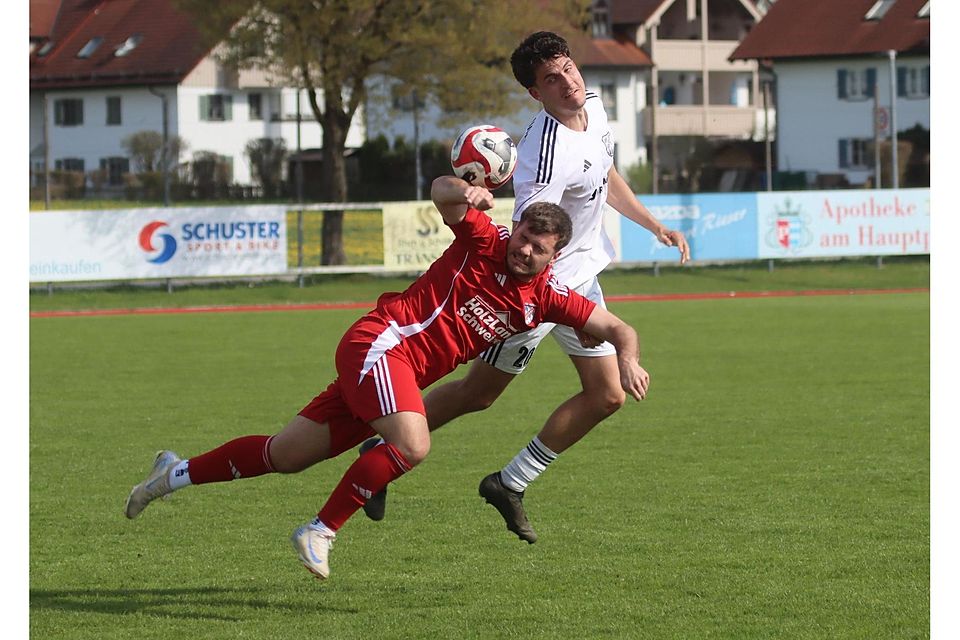 Ein Arbeitssieg gegen Waldram: Bevor Matthias Lotter (in Rot) seinen Treffer zum 2:0 bejubeln durfte, musste auch er auf die Zähne beißen.