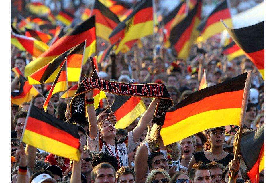 Ganz so ausgelassen wie die deutschen Fans während der WM im eigenen Land vor zehn Jahren ist die Stimmung in Paris noch nicht. Archivbild: Kay Nietfeld/dpa.